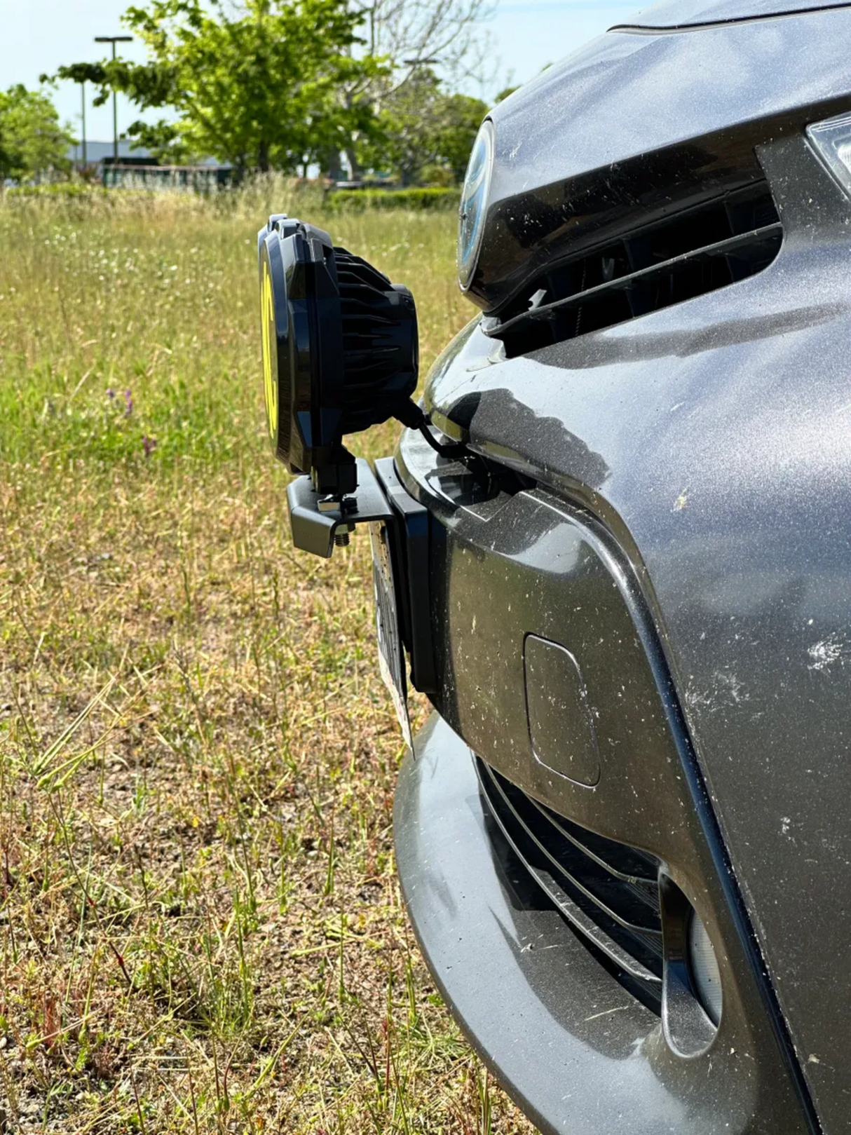 UNIVERSAL LICENSE PLATE LIGHT BRACKET